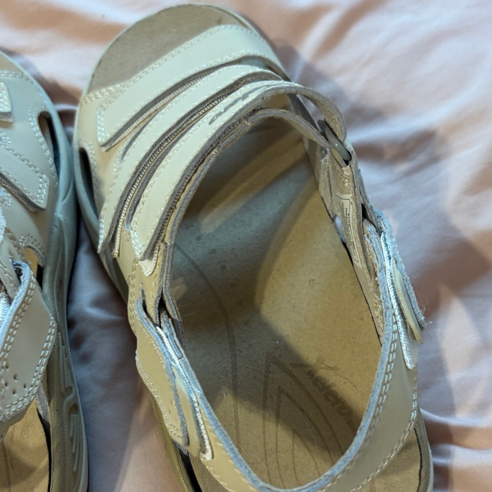 XELERO Athletic Sandals - Cream straps NWT - Picture 13 of 16
